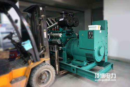 當柴油發電機在運行中異常時，應按急停按鈕停機