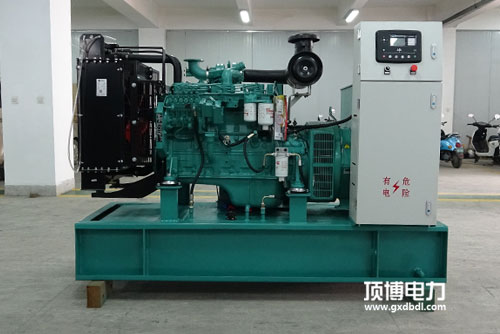 一臺750kW柴油發電機組工作小于100h,起動排氣管有大量白煙